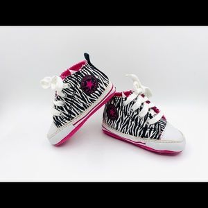 Adorable baby girl converse